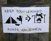 Keep Dogs Leashed / Hunde Anleinen Funny Sign